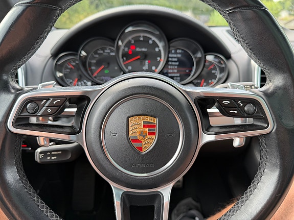 Porsche Cayenne Turbo 8 of 12