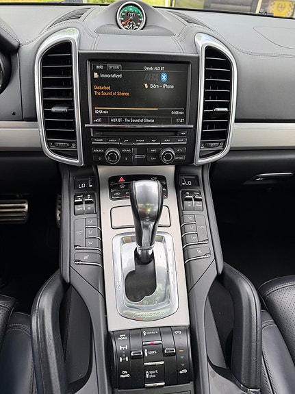 Porsche Cayenne Turbo 11 of 12