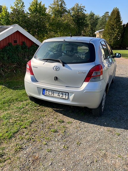 Toyota Yaris 2 of 3