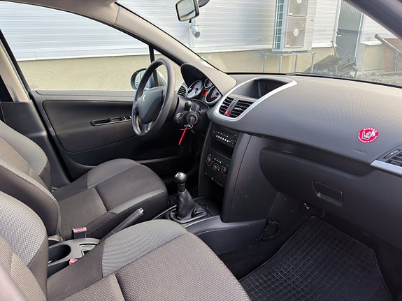 Peugeot 207 SW 9 of 12