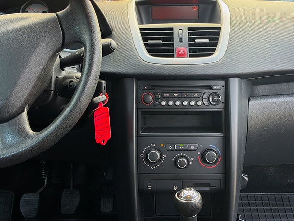 Peugeot 207 SW 11 of 12