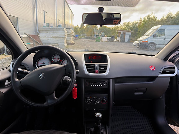 Peugeot 207 SW 10 of 12