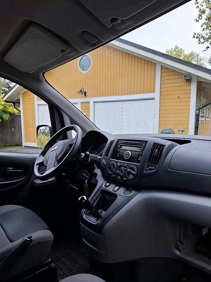 Nissan NV200 4 of 7