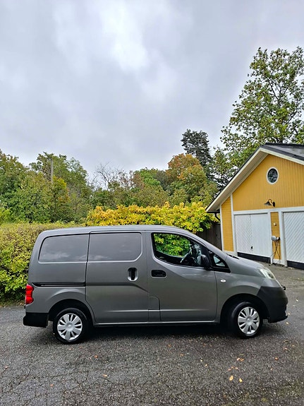 Nissan NV200 2 of 7