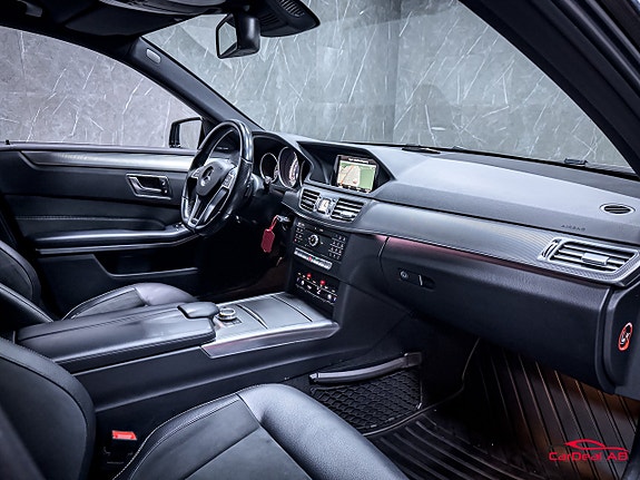 Mercedes-Benz E220 14 of 30