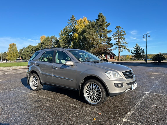 Mercedes-Benz ML350 3 of 11