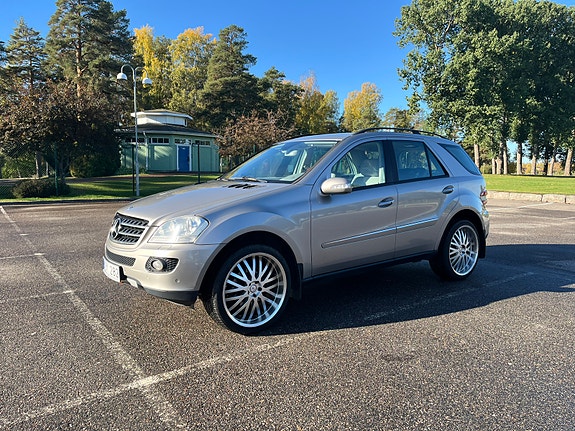 Mercedes-Benz ML350 2 of 11