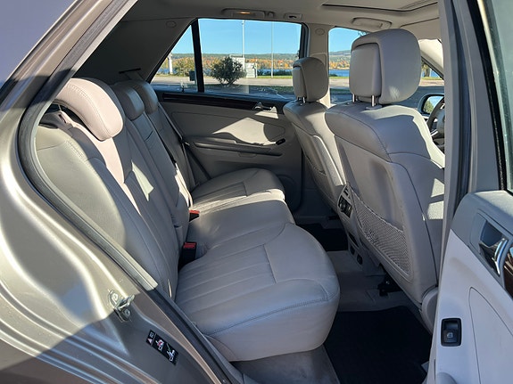 Mercedes-Benz ML350 8 of 11