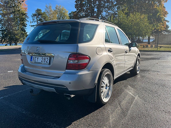 Mercedes-Benz ML350 4 of 11