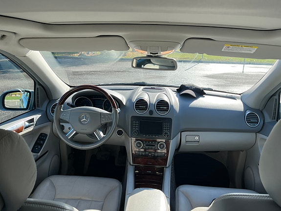 Mercedes-Benz ML350 7 of 11