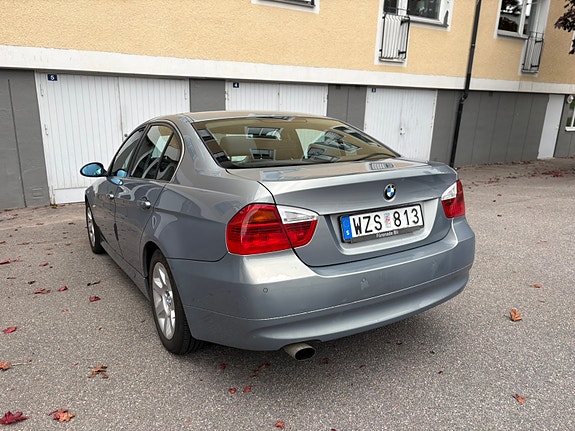 BMW 320i 4 of 7