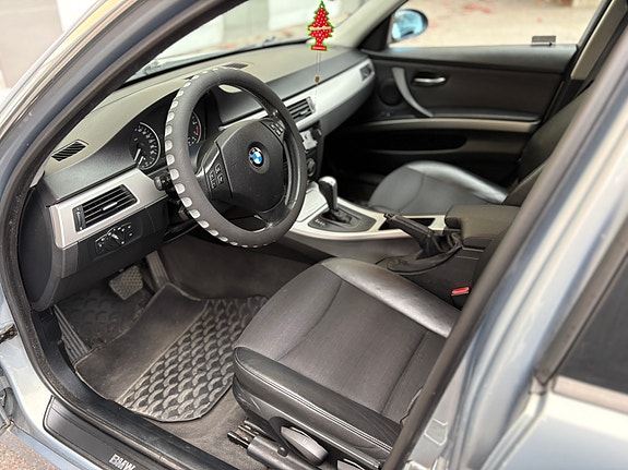 BMW 320i 5 of 7