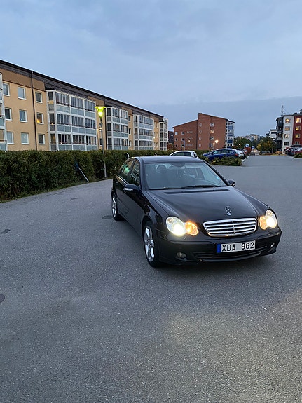 Mercedes-Benz C180 3 of 6