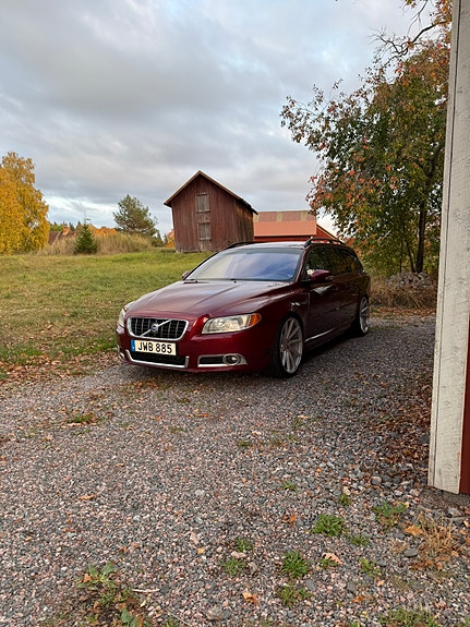 Volvo V70 2 of 8