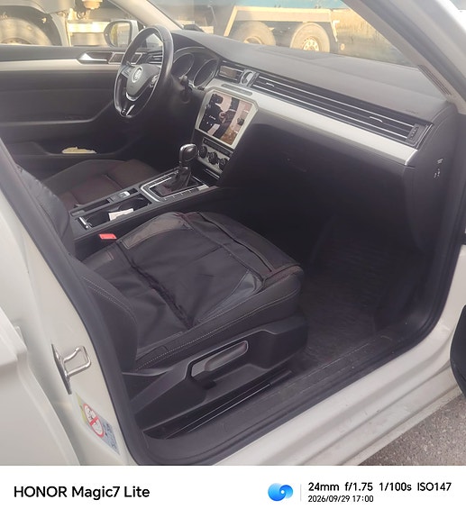 Volkswagen Passat 9 of 13