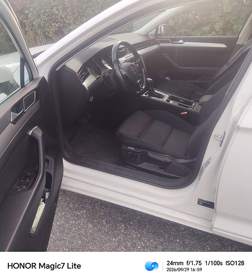 Volkswagen Passat 10 of 13