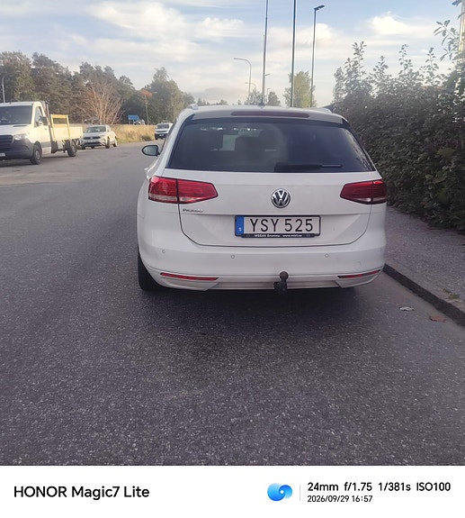 Volkswagen Passat 2 of 13