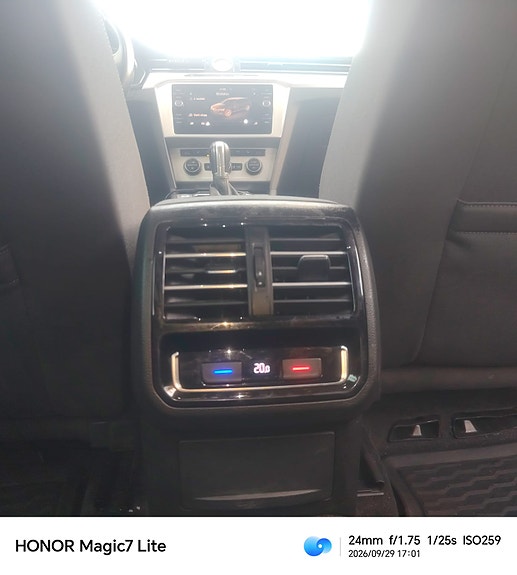 Volkswagen Passat 12 of 13