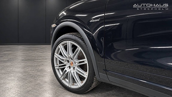 Porsche Cayenne 9 of 26