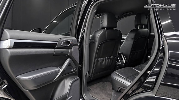 Porsche Cayenne 11 of 26