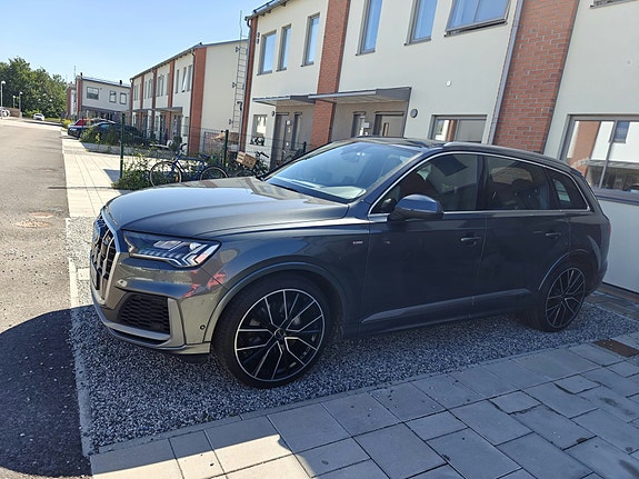 Audi Q7 2 of 9