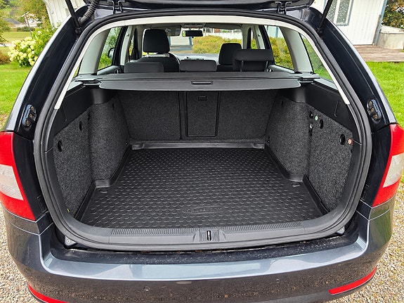 Skoda Octavia 2 of 3