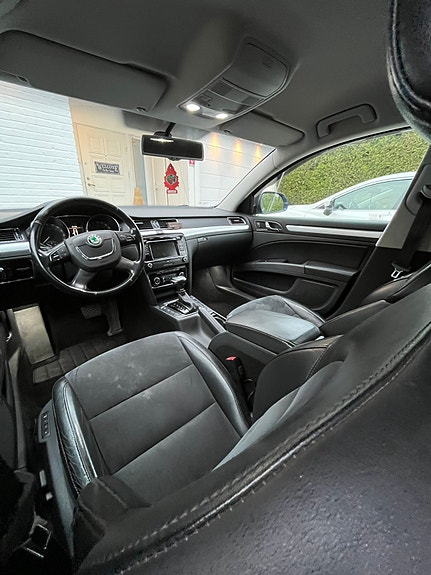 Skoda Superb 2 of 9