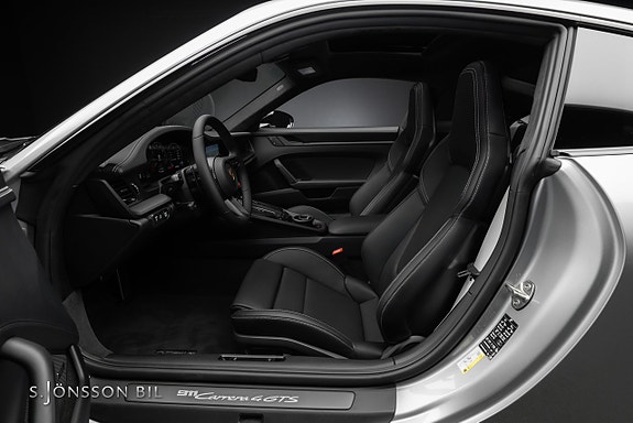 Porsche 911 Carrera 4 GTS 16 of 30
