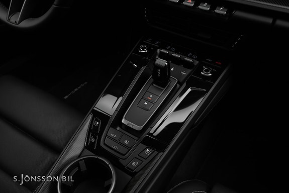 Porsche 911 Carrera 4 GTS 28 of 30