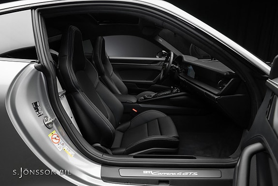 Porsche 911 Carrera 4 GTS 25 of 30