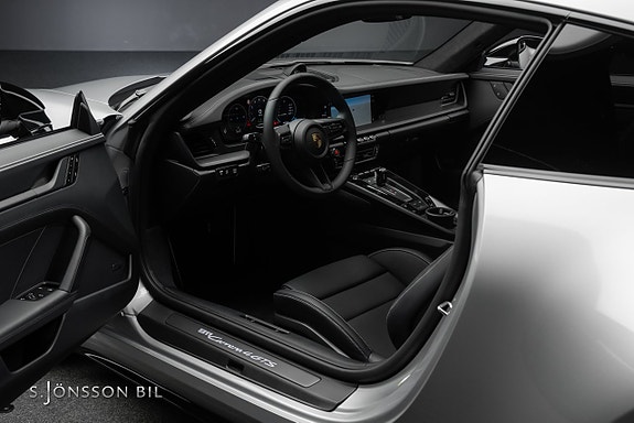 Porsche 911 Carrera 4 GTS 15 of 30