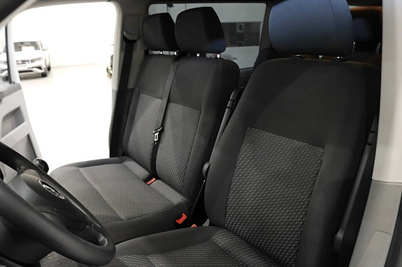 Volkswagen Caravelle 9 of 16