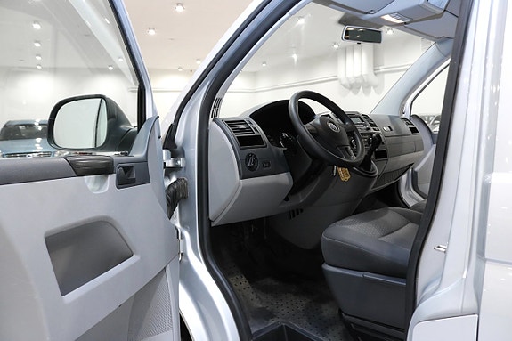 Volkswagen Caravelle 8 of 16