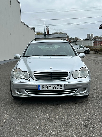 Mercedes-Benz C180 2 of 10