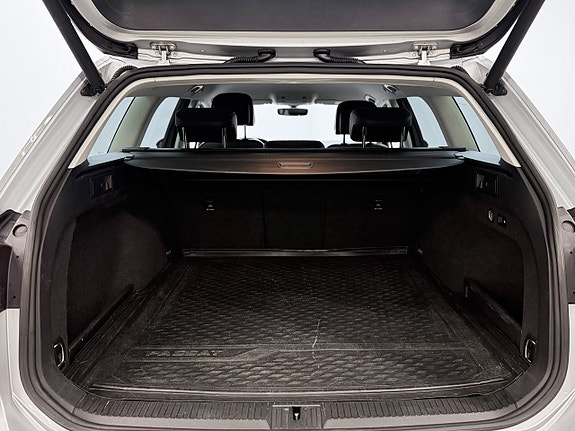 Volkswagen Passat 11 of 29