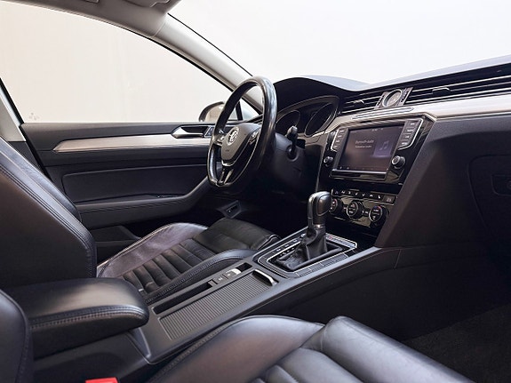 Volkswagen Passat 13 of 29