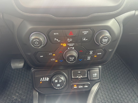 Jeep Renegade 12 of 15