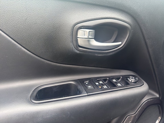 Jeep Renegade 13 of 15