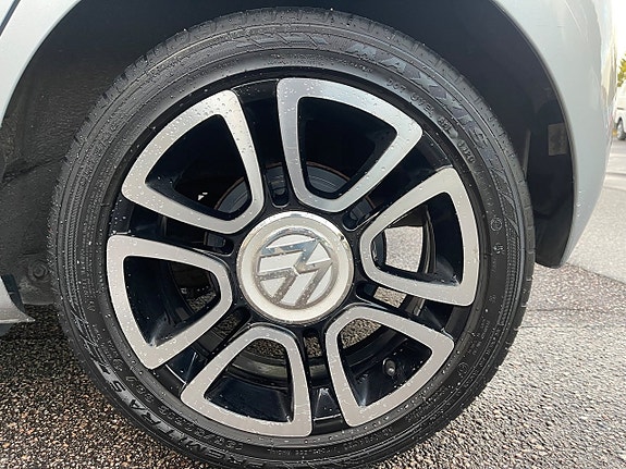 Volkswagen UP! 15 of 15