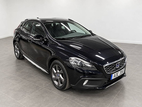 Volvo V40 Cross Country 2 of 12