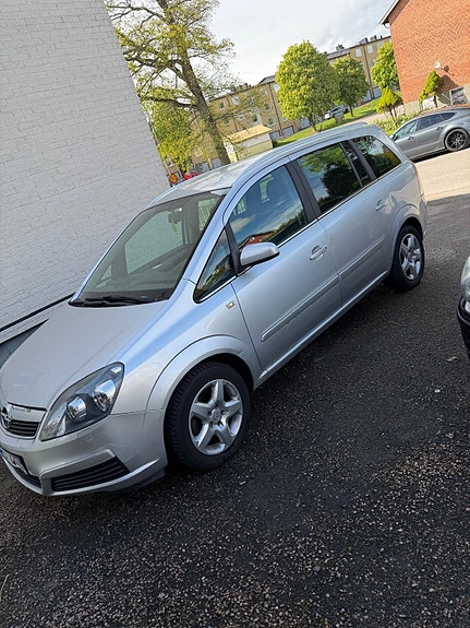 Opel Zafira 3 of 5