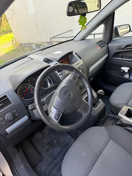 Opel Zafira 2 of 5