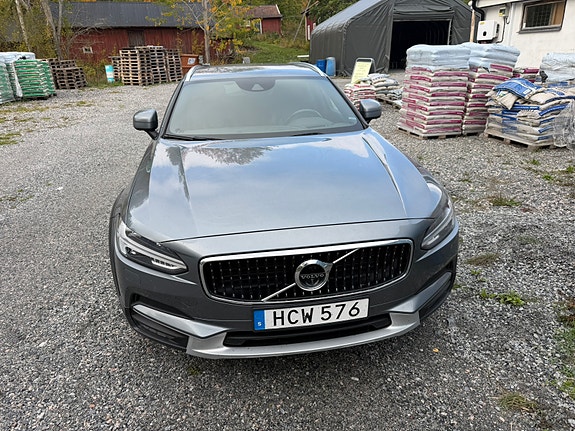 Volvo V90 Cross Country 3 of 11