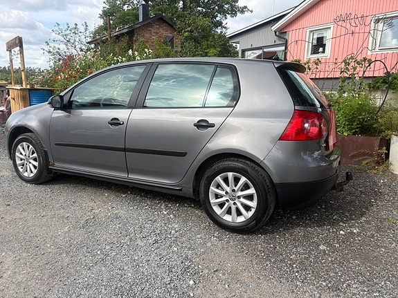 Volkswagen Golf V 2 of 7