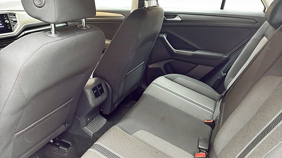 Volkswagen T-Roc 11 of 12