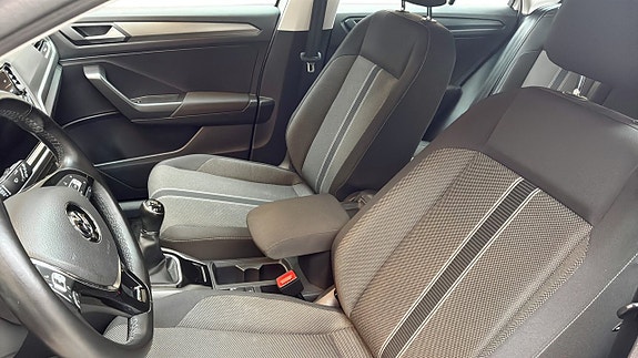 Volkswagen T-Roc 8 of 12