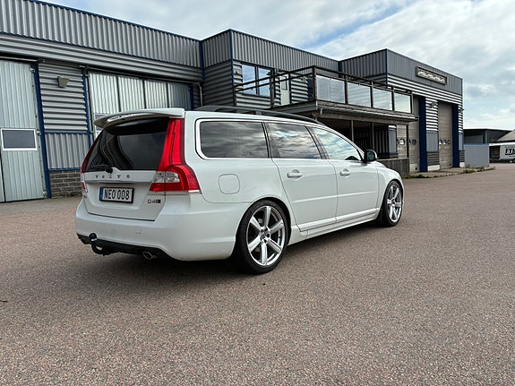 Volvo V70 2 of 6