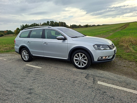 Volkswagen Passat Alltrack 2 of 8