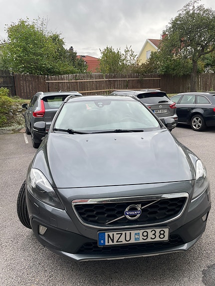 Volvo V40 Cross Country 2 of 6