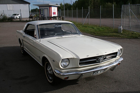 Ford Mustang 4 of 18
